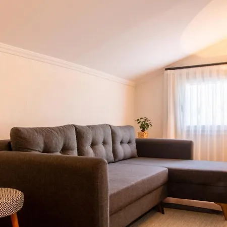 Apartment Minimalist And Rooftop Flat With Terrace In